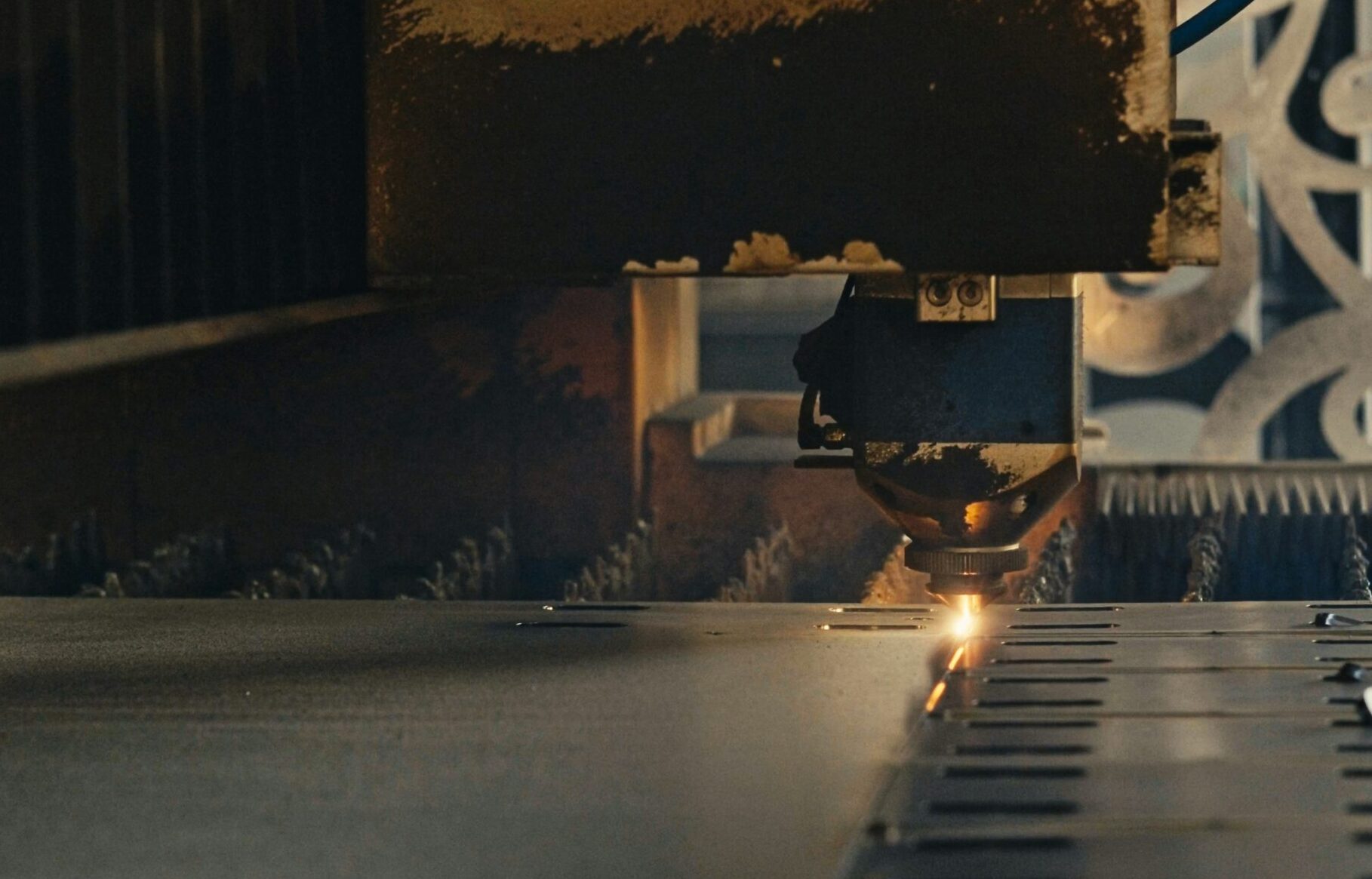 Precyzyjne wycinanie laserowe metalowych części zamiennych do węzłów betoniarskich i linii prefabrykacji w Rom&Co solutions.